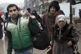 Người dân Syria sơ tán khỏi các khu vực do quân nổi dậy kiểm soát để đến các khu vực đã được quân Chính phủ giải phóng ở Aleppo ngày 13/12. (Nguồn: AFP/TTXVN)