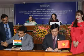 Chủ tịch Quốc hội Nguyễn Thị Kim Ngân và Chủ tịch Quốc hội Ấn Độ Sumitra Mahajan chứng kiến Lễ ký hợp tác giữa hai Hãng hàng không Vietjet Air (Việt Nam) và Air India (Ấn Độ). (Ảnh: Trọng Đức/TTXVN)