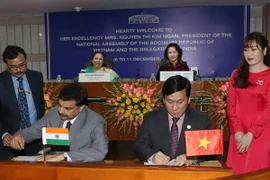Chủ tịch Quốc hội Nguyễn Thị Kim Ngân và Chủ tịch Quốc hội Ấn Độ Sumitra Mahajan chứng kiến Lễ ký hợp tác giữa hai Hãng hàng không Vietjet Air (Việt Nam) và Air India (Ấn Độ). (Ảnh: Trọng Đức/TTXVN)