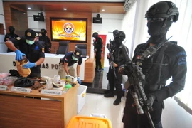 Cảnh sát Indonesia trưng bày số vật liệu chế tạo bom thu giữ tại nhà riêng của một đối tượng trong cuộc họp báo ở Jakarta ngày 25/11. (Nguồn: THX/TTXVN)