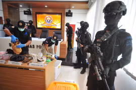 Cảnh sát Indonesia trưng bày số vật liệu chế tạo bom thu giữ tại nhà riêng của một đối tượng trong cuộc họp báo ở Jakarta ngày 25/11. (Nguồn: THX/TTXVN)