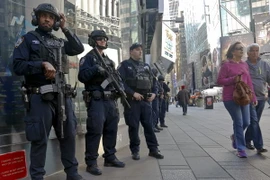 Cảnh sát chống khủng bố tuần tra trên Quảng trường Thời đại ở thành phố New York ngày 4/11. (Nguồn: AP/TTXVN)