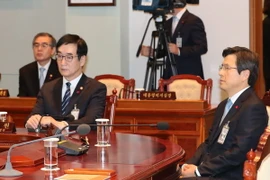 Thủ tướng Hwang Kyo-ahn (phải) tại phiên họp nội các khẩn ở Seoul ngày 9/12. (Nguồn: EPA/TTXVN)