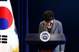 Tổng thống Park Geun-hye xin lỗi người dân trong bài phát biểu trực tiếp trên truyền hình về vụ bê bối chính trị liên quan đến người bạn thân Choi Soon-sil, tại Seoul ngày 29/11. (Nguồn: EPA/TTXVN)