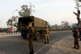 Binh sỹ Ấn Độ làm nhiệm vụ trong vụ đấu súng với các phần tử vũ trang tại căn cứ quân sự ở Nagrota ngày 29/11. (Nguồn: AFP/TTXVN)