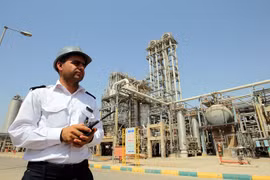 Nhân viên làm việc tại cơ sở hóa dầu Mahshahr ở tỉnh Khuzestan, tây nam Iran ngày 28/9/2011. (Nguồn: EPA/TTXVN)