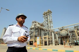 Nhân viên làm việc tại cơ sở hóa dầu Mahshahr ở tỉnh Khuzestan, tây nam Iran ngày 28/9/2011. (Nguồn: EPA/TTXVN)