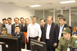 Phó Thủ tướng Trương Hòa Bình tại khu kiểm tra hành lý tại Cảng hàng không Quốc tế Nội Bài. (Ảnh: Phương Hoa/TTXVN)