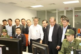 Phó Thủ tướng Trương Hòa Bình tại khu kiểm tra hành lý tại Cảng hàng không Quốc tế Nội Bài. (Ảnh: Phương Hoa/TTXVN)