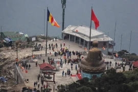 Được mệnh danh là “Đất tổ Phật giáo Việt Nam” nên cứ mỗi dịp Tết đến, xuân về, du khách thập phương lại hành hương về Yên Tử ngay từ sáng sớm ngày khai hội. (Ảnh: Quỳnh Trang/TTXVN phát)