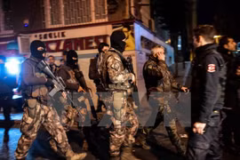 Cảnh sát Thổ Nhĩ Kỳ điều tra tại hiện trường vụ đánh bom ở Istanbul. (Nguồn: AFP/TTXVN)