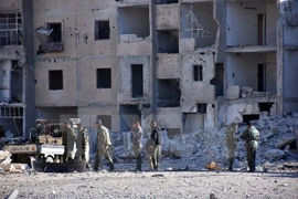 Lực lượng ủng hộ Chính phủ Syria làm nhiệm vụ tại khu vực Masaken Hanano trong chiến dịch giành lại thành phố Aleppo ngày 27/11. (Nguồn: AFP/TTXVN)