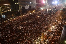 Biểu tình yêu cầu Tổng thống từ chức tại trung tâm Seoul. (Nguồn: EPA/ TTXVN)