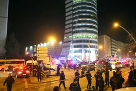 Cảnh sát Thổ Nhĩ Kỳ tăng cường an ninh sau vụ sát hại Đại sứ Nga ở Ankara ngày 19/12. (Nguồn: EPA/TTXVN)