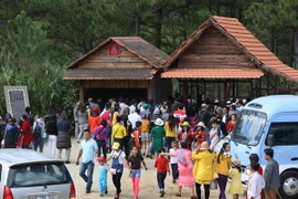 Du khách tham quan Làng Cù Lân, cách Đà Lạt 20km. (Ảnh: Dương Giang/TTXVN))