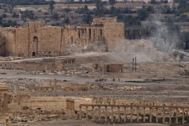 Chuyên gia Nga kích nổ mìn do IS gài lại sau khi rút khỏi thành phố Palmyra ngày 14/4. (Nguồn: AP/TTXVN)