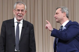Ứng cử viên Alexander Van der Bellen (trái) và ứng cử viên Norbert Hofer trong cuộc tranh luận trực tiếp trên truyền hình ở Viên ngày 27/11. (Nguồn: AFP/TTXVN)