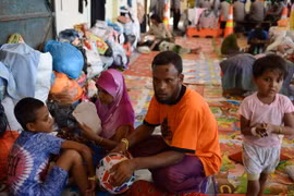 Người di cư Rohingya từ Myanmar tại cảng Langsa ở Aceh ngày 18/5 khi được đưa vào bờ sau nhiều ngày lênh đênh trên biển. (Nguồn: AFP/TTXVN)