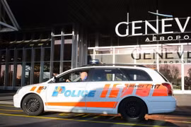 Xe của cảnh sát Thụy Sĩ tuần tra tại sân bay Geneva ngày 12/12. (Nguồn: AFP/TTXVN)