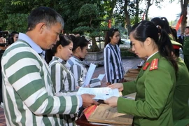 Thượng tướng Nguyễn Văn Thành, Thứ trưởng Bộ Công an trao Giấy Chứng nhận đặc xá cho các phạm nhân tại trại giam Thanh Xuân. (Ảnh: An Đăng/TTXVN)