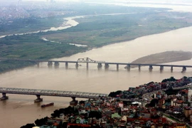 Toàn cảnh cầu Long Biên và cầu Chương Dương bắc qua sông Hồng (ảnh chụp từ trên máy bay trực thăng tháng 10/2010). (Ảnh: Trọng Đức/TTXVN)