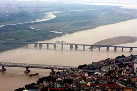 Toàn cảnh cầu Long Biên và cầu Chương Dương bắc qua sông Hồng (ảnh chụp từ trên máy bay trực thăng tháng 10/2010). (Ảnh: Trọng Đức/TTXVN)