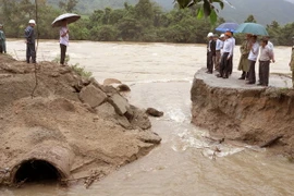 Mưa lũ khiến đường đi bị sạt lở tại Bình Định. (Ảnh: Nguyên Linh/TTXVN)
