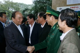 Thủ tướng Nguyễn Xuân Phúc với cán bộ lãnh đạo, quản lý Cảng Đà Nẵng. (Ảnh: Thống Nhất/TTXVN)