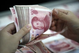 Kiểm đồng Nhân dân tệ tại một ngân hàng ở tỉnh An Huy, Trung Quốc. (Nguồn: EPA/TTXVN)