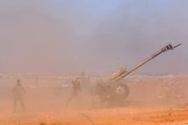 Các binh sỹ ủng hộ Chính phủ Syria nã pháo nhằm vào các phần tử thánh chiến Hồi giáo ở thị trấn Al-Bab ngày 25/11. (Nguồn: AFP/TTXVN)