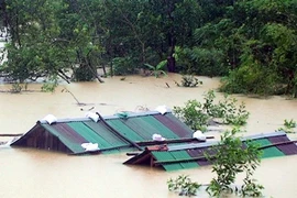 Lũ miền Trung giảm, cảnh báo lốc xoáy ở Nam Biển Đông 
