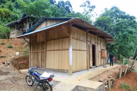 Bàn giao căn nhà mới kiên cố cho một hộ nghèo. (Nguồn: TTXVN)
