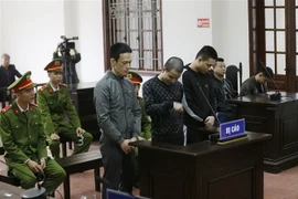 Ba đối tượng mua bán trái phép ma túy tổng hợp tại phiên tòa sơ thẩm sáng 26/12. Vũ Quang Dũng (ngoài cùng bên phải); Đỗ Anh Tuấn Ảnh (người ở giữa) và Đỗ Thanh Tùng. (Ảnh: Trọng Đạt/TTXVN)