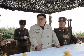 Nhà lãnh đạo Triều Tiên Kim Jong-un thị sát một đơn vị quân đội trên đảo Changrin. (Nguồn: AP)