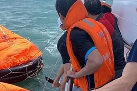 Cứu nạn 11 thuyền viên bị chìm tàu trên vùng biển Quy Nhơn