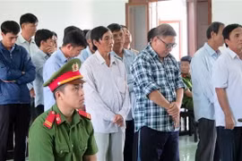 Các bị cáo nghe tuyên án. (Ảnh: Xuân Triệu/TTXVN)