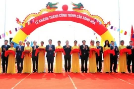 Quang cảnh lễ cắt băng khánh thành cầu sông Hóa. (Ảnh: An Đăng/TTXVN)