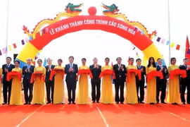 Quang cảnh lễ cắt băng khánh thành cầu sông Hóa. (Ảnh: An Đăng/TTXVN)