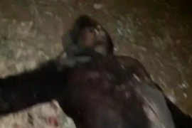 Hình ảnh được cho là thi thể của một đối tượng sau cuộc oanh kích ở gần làng Barisha, tỉnh Idlib, Tây Bắc Syria, nơi các nhóm có liên quan tới tổ chức khủng bố Nhà nước Hồi giáo (IS) tự xưng trú ngụ, ngày 27/10/2019. (Ảnh: AFP/TTXVN)