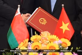 Tổng thống Cộng hòa Belarus Lukashenko đón tiếp Tổng Bí thư Nguyễn Phú Trọng trong chuyến thăm Belarus năm 2014. (Ảnh: Trí Dũng/TTXVN)
