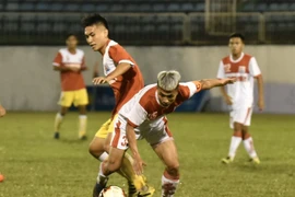 Cầu thủ hai đội U21 Hoàng Anh Gia Lai và U21 Hồng Lĩnh Hà Tĩnh tranh chấp bóng ở trận đấu sau lễ khai mạc. (Ảnh: Dư Toán/TTXVN)