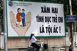 Pano giúp người dân nhận thức về xâm hại tình dục trẻ em. (Nguồn: AFP)