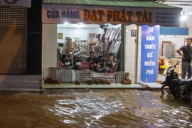 Nước ngập sâu ở Cần Thơ khiến việc kinh doanh của người dân bị gián đoạn. (Ảnh: Thanh Liêm/TTXVN)