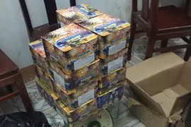 Tang vật vụ vận chuyển pháo lậu. (Ảnh: Đậu Tất Thành/Vietnam+)