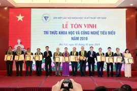 Ban tổ chức trao Biểu trưng và Bằng khen cho các Trí thức khoa học và công nghệ tiêu biểu năm 2019. (Ảnh: Anh Tuấn/TTXVN)