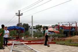 Hiện trường vụ tai nạn điện giật. (Ảnh: Phước Ngọc/TTXVN)