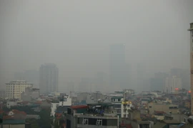 hông gian Hà Nội luôn bao phủ một lớp sương mù do ô nhiễm không khí. (Ảnh: Nhật Anh/TTXVN)