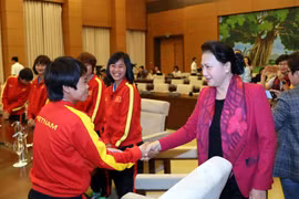 Chủ tịch Quốc hội Nguyễn Thị Kim Ngân với các cầu thủ đội tuyển bóng đá nữ Việt Nam. (Ảnh: Trọng Đức/TTXVN)