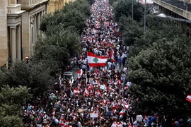 Biểu tình quy mô lớn phản đối tình trạng kinh tế khó khăn tại thủ đô Beirut, Liban ngày 20/10/2019. (Ảnh: THX/TTXVN)