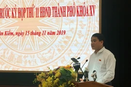 Chủ tịch UBND thành phố Hà Nội Nguyễn Đức Chung phát biểu tại buổi tiếp xúc cử tri quận Hoàn Kiếm. (Ảnh: Nguyễn Thắng/TTXVN)